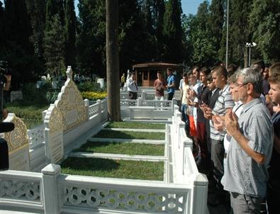 Başbakan Erdoğan’ın Aile Kabristanına Gençlerden Ziyaret