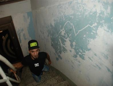 Bedensel Engelli Genç Suriyeli Engelliye Tekerlekli Sandalye Hediye Etti