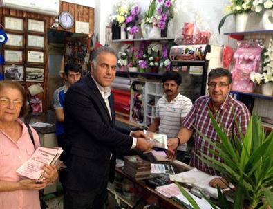 Chp Teşkilatı Broşür Dağıtıyor