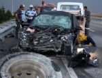 Otomobil ile kamyon çarpıştı: 4 ölü