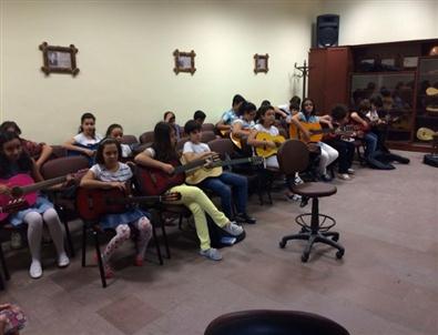 Belediye Başkanı Ünver, Gitar Eğitimine Katılan Kursiyerleri Ziyaret Etti