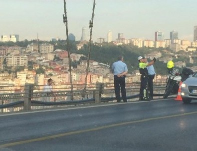 Boğaziçi Köprüsü'nde intihar trafiği kilitledi