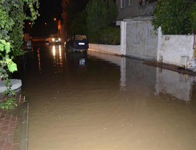 Patlayan Su Borusu Sokakları Göle Çevirdi