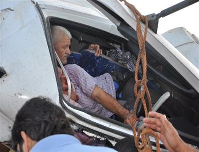 Tır'da Sıkışan 2 Kişiyi Can-kur Kurtardı