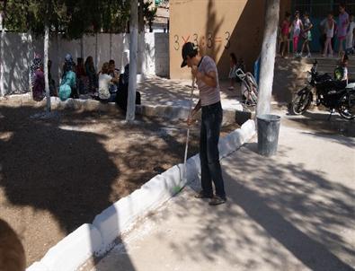 Reyhanlı Belediyesi Okul Bahçelerini Temizliyor