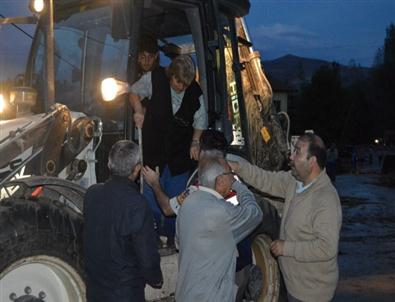 Sarıoğlan İlçesinde Selde Mahsur Kalanlar Kepçelerle Kurtarıldı