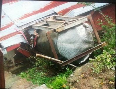Traktörden Devrilen Su Tankı Bahçede Çalışan Kadını Ezdi