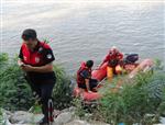 Nehirde Kaybolan Genci Arama Çalışmaları Sürüyor