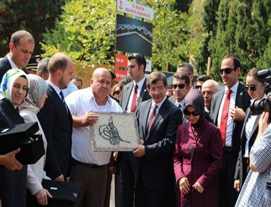 Başbakan Davutoğlu, Şeyh Edebali Türbesini Ziyaret Etti