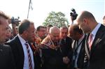 RESMİ TÖREN - Söğüt Şenliklerinde Türbe Ziyaretine Giden Bahçeli, Başbakan Davutoğlu'nun Türbeye Girmesini Bekledi