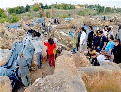 Sempozyum Sanatçılarından Tarihi Gezi
