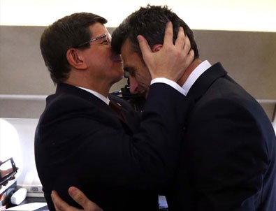 Başbakan Davutoğlu Öztürk Yılmaz'ı alnından öptü