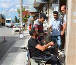 OMURİLİK FELCİ - (özel Haber) Hayata Küsmek Yerine Dört Elle Sarıldı