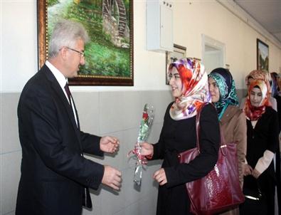 Konya’ya Atanan Öğretmenler Karanfillerle Karşılandı