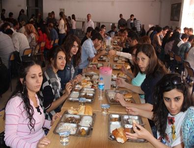Hakkari’ye Atanan Öğretmenler Görevlerine Halaylarla Başladı