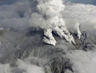 Japonya'da yanardağ patladı