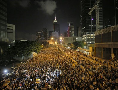 Hong Kong'da halk sokağa döküldü, polisle çatıştı