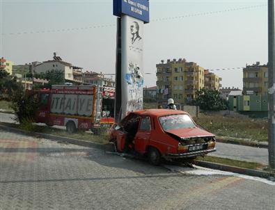 Reklam Panosuna Çarpan Otomobil Sürücüsü Ağır Yaralandı