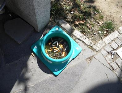 Sigara İzmaritini Çöpe Değil Su Kabına Atıyorlar