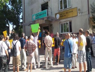 Eğitimcilerden Söke Milli Eğitim Müdürlüğü Önünde Eylem