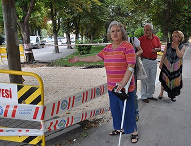 Eskişehir'de belediye 60 yıllık ağacı kesiyordu