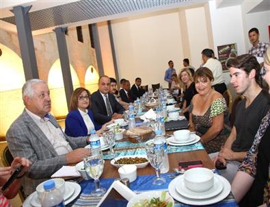 İngiliz Yazarlar, Mutfağımızın Tadını Çıkardılar