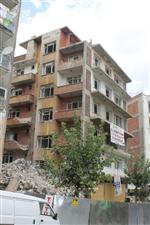 Patlamada Hasar Gören Bina Yıkıldı