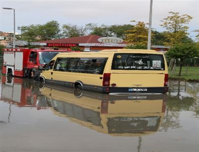 Minibüs, Biriken Sel Sularında Yolcularıyla Birlikte Mahsur Kaldı
