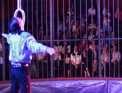 Yaşar, Kazakistan Devlet Sirki'ni Miniklerle İzledi