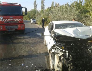 Temizlik Şirketinin Aracı İle Müdürünün Otomobili Çarpıştı