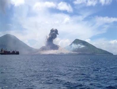 Papua Yeni Gine'de Yanardağın Patlama Anı Görüntülendi