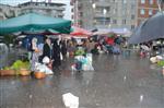 RÜZGARA KARŞı - Pazarcıları Yağmur Vurdu