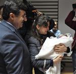 CELIL ÖZ - Vali Öz, Yeni Yılın İlk ve 2014 Yılının Son Bebeğine Altın Taktı