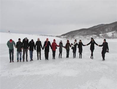 Buz Tutmuş Göl Üstünde Halay