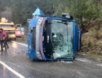 KAYGAN ZEMİN - Mahkumları taşıyan araç devrildi: 11 yaralı