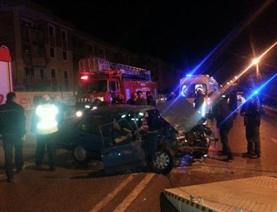 Otomobille Kamyonet Çarpıştı Açıklaması