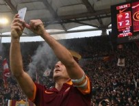 AS ROMA - Totti attığı golü 'Selfie' çekerek kutladı