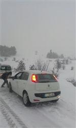 PELITÖZÜ - Kar Yağışından Kayan Tır Bilecik-bursa Yolu Trafiğe Kapadı