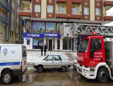 Kazan'da Bir Banka Şubesinde Çıkan Yangın Paniğe Neden Oldu