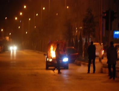 Kırmızı İşıkta Otomobil Alev Aldı