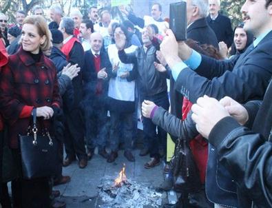 Kamu Çalışanları Bordro Yaktı