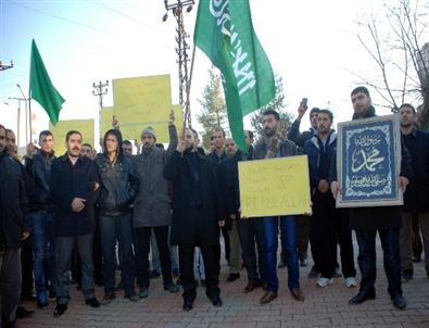 Midyat'ta Charlie Hebdo Dergisi ve Cumhuriyet Gazetesi Protesto Edildi