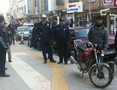 Kaldırım Üzerine Park Edilen Motosikletler Kaldırıldı