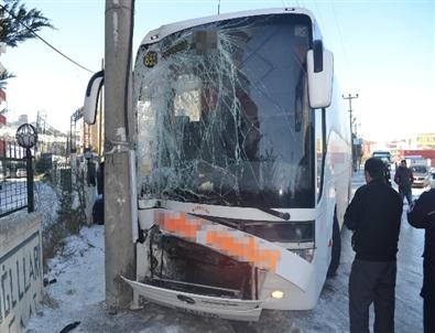 Buzlu Yolda Kayan Yolcu Otobüsü Elektrik Direğine Çarptı Açıklaması