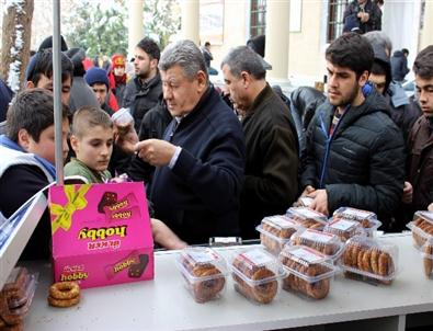 Cuma Namazı Sonrası Kandil Simidi ve Çikolata Dağıtıldı
