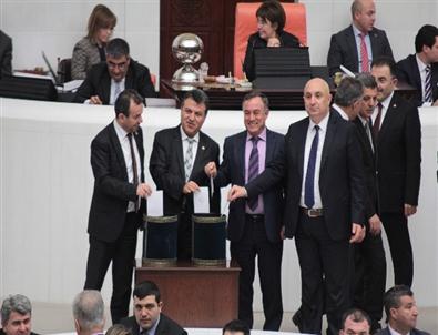 Chp ve Mhp’li Vekillerden Oylama Pozu