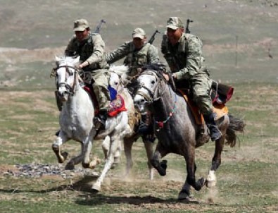 At sırtında PKK'ya karşı savaşıyorlar!