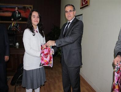 Kaymakam Başarılı Öğrencileri Ödüllendirdi