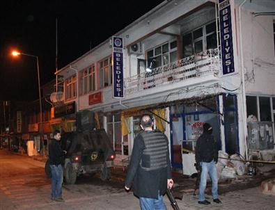 Belediye ve Ak Parti İlçe Teşkilatına Molotoflu Saldırı