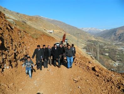 Kaymakam Aktürk, Yapımı Devam Eden Köy Yolunu İnceledi